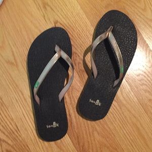 Sanuk Flip-Flops, women’s size 5, metallic gold